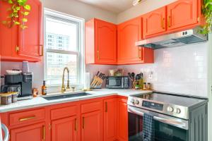 O bucătărie sau chicinetă la Jungle House Luxury Homes - Columbus Downtown Short North - Steps to Convention Center & Nationwide Arena - Sleeps up to 8 - Free Parking - Over 5,800 Five Stars +56 fotografii