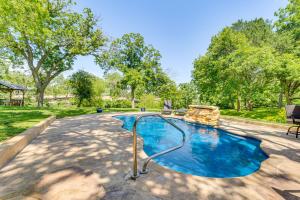 einen Pool in einem Garten mit Bäumen in der Unterkunft Home Gym, Office and Dock! Seguin Riverfront Retreat in Seguin