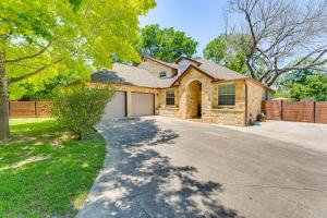ein Haus mit einer Auffahrt vor einem Haus in der Unterkunft Home Gym, Office and Dock! Seguin Riverfront Retreat in Seguin