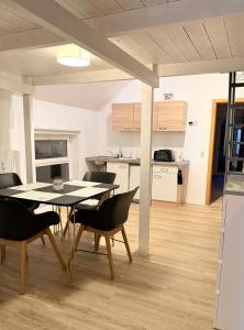 una cucina e una sala da pranzo con tavolo e sedie di Strandglück a Graal-Müritz