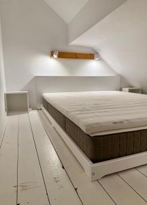 una camera da letto con un letto nell'angolo di una stanza di Strandglück a Graal-Müritz