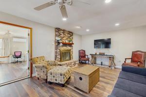 TV a/nebo společenská místnost v ubytování Rehoboth Beach --- 70 BRYAN DR