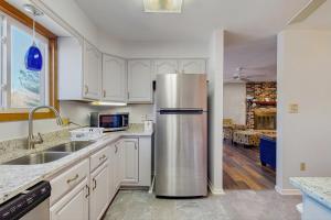 Kuchyň nebo kuchyňský kout v ubytování Rehoboth Beach --- 70 BRYAN DR
