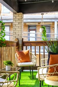 Un balcon sau o terasă la Jungle House Luxury Homes - Columbus Downtown Short North - Steps to Convention Center & Nationwide Arena - Sleeps up to 8 - Free Parking - Over 5,800 Five Stars