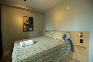 Un dormitorio pequeño con una cama en una habitación. en Novo studio sofisticado ao lado do Allianz Parque, en São Paulo