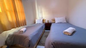 Кровать или кровати в номере Adar surf house