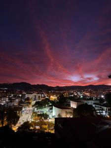 En generel udsigt til bjerge eller udsigt til bjerge taget fra lejligheden