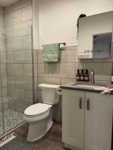Un baño de Jungle House Columbus Downtown Free Parking Sleeps 8 - Steps to Convention Center & Nationwide Arena - 2BR Short North Luxury Home - Over 5,800 Five Star Stays
