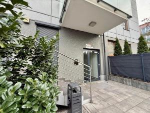 una casa con una escalera que conduce a una puerta en Modlinska Residence by JumpInHere, en Nowy Dwór Mazowiecki