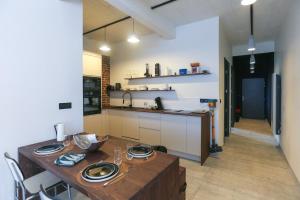 Una cocina con una mesa de madera y una encimera. en Loft Urban Chic - Beffroi d'Amiens, en Amiens