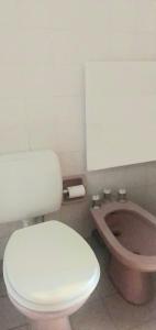 a bathroom with a white toilet and a brown sink at Tierra De Artes, casaquinta in Vuelta de Obligado +6 photos