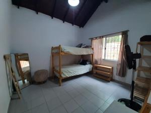 a room with two bunk beds and a window at Buenas Ondas in Mar Azul