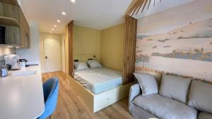 En eller flere senge i et værelse på Écume et Sérénité Parking Privé Wifi Clim et LIT en 140