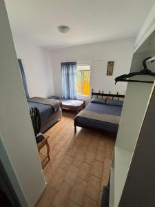 En eller flere senge i et værelse på Suítes Yellow House BC