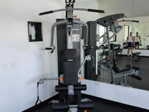 プラヤ・デル・カルメンにあるStudio de luxe Duna 206のジム(トレッドマシン2台、鏡付)