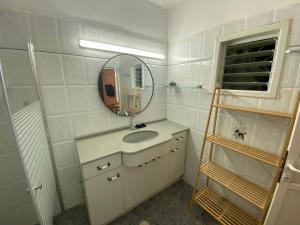 a bathroom with a sink and a mirror at יחידת אירוח רחוב נחשון in Kibbutz Nachshon