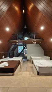 Hills & Chills في Māranhalli: غرفه كبيره فيها ثلاث اسره