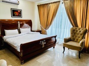 Postel nebo postele na pokoji v ubytování Irha's Living + 12 fotografií