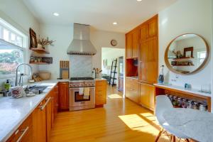 Køkken eller tekøkken på Golden Gate and Sunset Views! Classic Berkeley Home