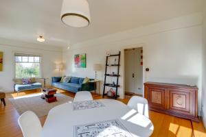 En eller flere senge i et værelse på Golden Gate and Sunset Views! Classic Berkeley Home