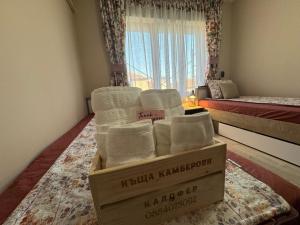 Ένα ή περισσότερα κρεβάτια σε δωμάτιο στο Къща Камберови град Калофер