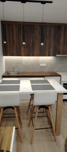 cocina con mesa blanca y fregadero en Masa, en Arandjelovac