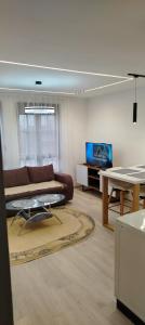 una sala de estar con un sofá y una mesa en Masa, en Arandjelovac