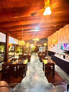 Una televisión o centro de entretenimiento en Alma Pura