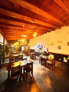 Un restaurant u otro lugar para comer en Alma Pura