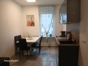 une cuisine avec une table et des chaises et une fenêtre dans l'établissement HONOR - Urban NEU RENOVIERT, à Linz
