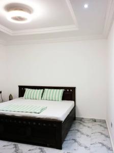 En eller flere senge i et værelse på Rych Lodge