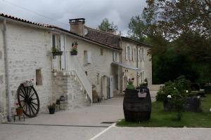 ein weißes Gebäude mit Treppe und einem Rad daneben in der Unterkunft Le Bouquet de Soizic in Grandjean
