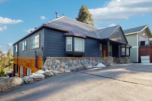 een blauw huis met een stenen muur bij Lakeview Getaway at Rubicon Bay in Rubicon Properties