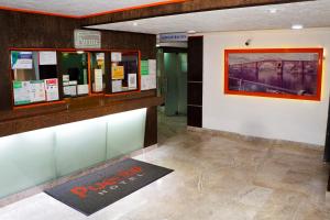 eine Lobby mit einer Eisenbahn an der Wand in der Unterkunft Hotel Puente in Mexiko-Stadt