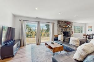 een woonkamer met een bank en een tv bij Lakeview Getaway at Rubicon Bay in Rubicon Properties