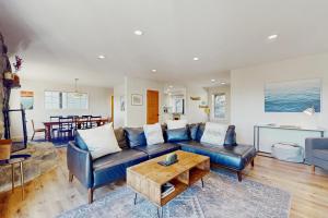 een woonkamer met een blauwe bank en een tafel bij Lakeview Getaway at Rubicon Bay in Rubicon Properties