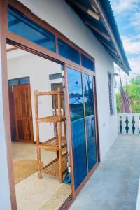 Балкон или терраса в Comfort En-suite Double Room with Balcony and AC