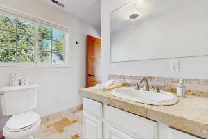 een witte badkamer met een toilet en een wastafel bij Lakeview Getaway at Rubicon Bay in Rubicon Properties +21 foto's