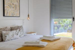 En eller flere senge i et værelse på GuestReady - Charming Retreat with Garden