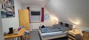 ein kleines Schlafzimmer mit Bett und Schreibtisch in der Unterkunft Gemütliches Gästezimmer in Flensburg-Weiche in Flensburg