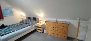 a small bedroom with a bed and a dresser at Gemütliches Gästezimmer in Flensburg-Weiche in Flensburg