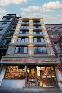 un edificio alto con un restaurante frente a él en Almadina Hotel Istanbul, en Estambul