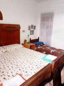 Un dormitorio con una cama grande y una mesa. en Casa di Bimba, en Quarto 43 fotos más