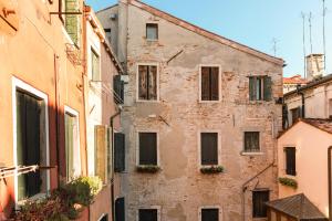 an old brick building in an alley way at Bianca Cappello House in Venice