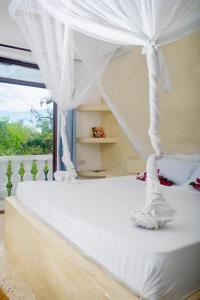 Кровать или кровати в номере Comfort En-suite Double Room with Balcony and AC