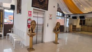 Hotel Cusco Museo في كوسكو: غرفة بها تمثالان أمام الباب