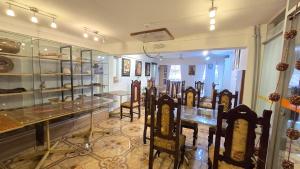 Hotel Cusco Museo في كوسكو: غرفة بها مجموعة من الكراسي في متجر