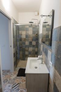 une salle de bain avec lavabo et douche dans l'établissement FIAMBI & b, à Colugna