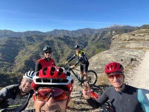 een groep mensen die bovenop een berg staan bij Il Giardino Sul Mare in Martinsicuro
