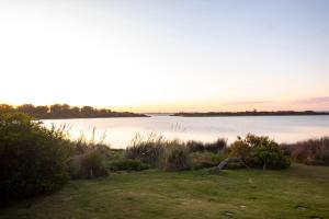 Dream house on Jose Ignacio Lagoon في خوسيه اجناسيو: اطلاله على جسم كبير من الماء